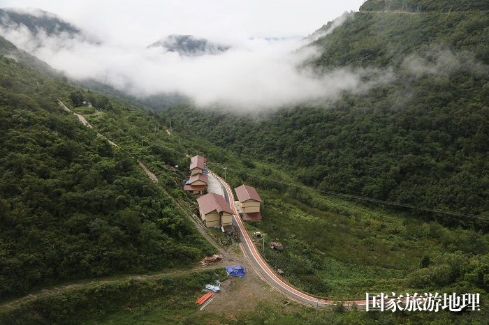 图8：巫山云雨康养美丽景观路“云下农家飞彩龙。” 2023年8月8日，摄于重庆巫山云雨康养景观路。唐金生摄