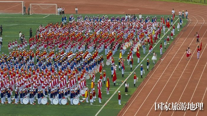 8、2023年11月11日，在广西梧州医学高等专科学校体育场上，小学生在进行少先队鼓号队风采展示。（何华文）