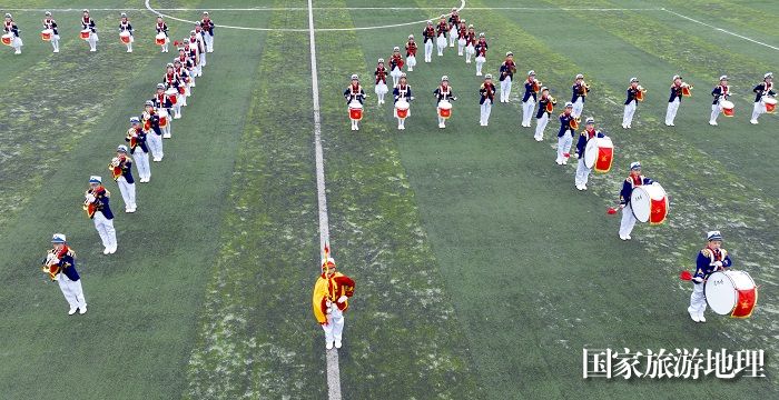 10、2023年11月11日，在广西梧州医学高等专科学校体育场上，小学生在进行少先队鼓号队风采展示。（何华文）