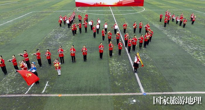 11、2023年11月11日，在广西梧州医学高等专科学校体育场上，小学生在进行少先队鼓号队风采展示。（何华文）