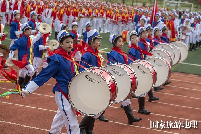 17、2023年11月11日，在广西梧州医学高等专科学校体育场上，小学生在进行少先队鼓号队风采展示。（何华文）