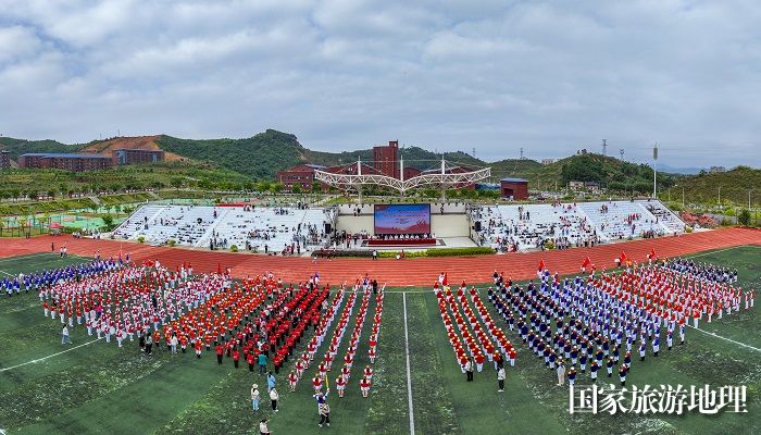 31、2023年11月11日，在广西梧州医学高等专科学校体育场上，小学生在进行少先队鼓号队风采展示。（何华文）