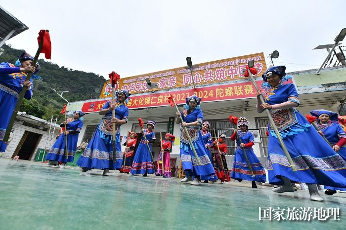 图1：12月2日，在广西河池市大化瑶族自治县仁良村，村民们在跳糍粑舞。（谭凯兴 摄）