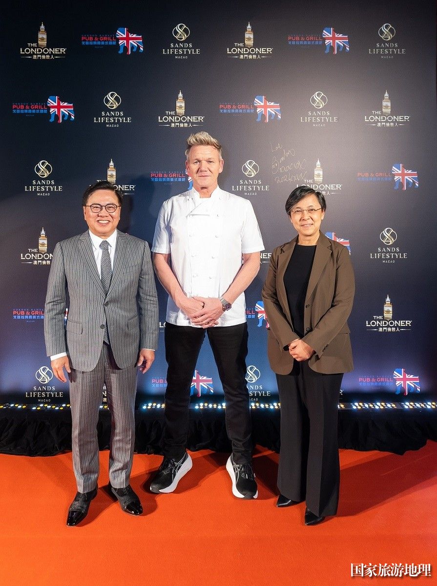 Gordon Ramsay with Dr. Wong and Ms. Maria Helena de Senna Fernandes.jpg