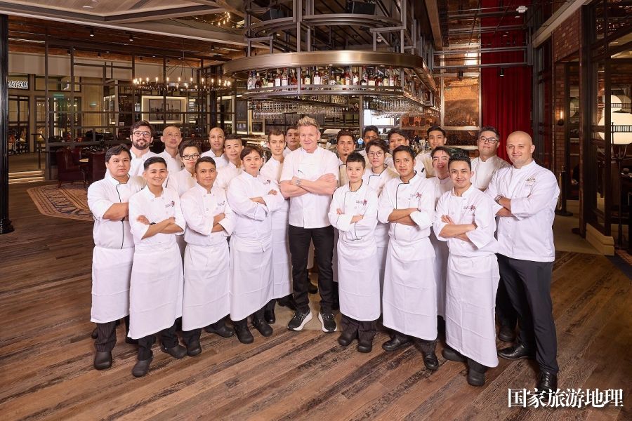 Gordon Ramsay with GR Pub & Grill passionate team.jpg