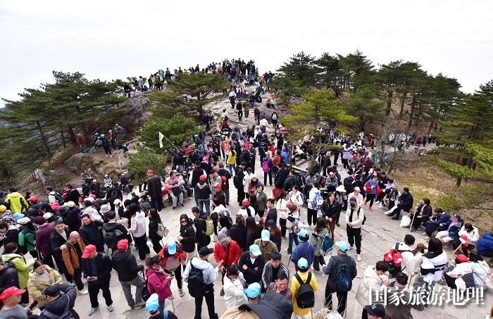 3月13日，游人安徽黄山光明顶观光。