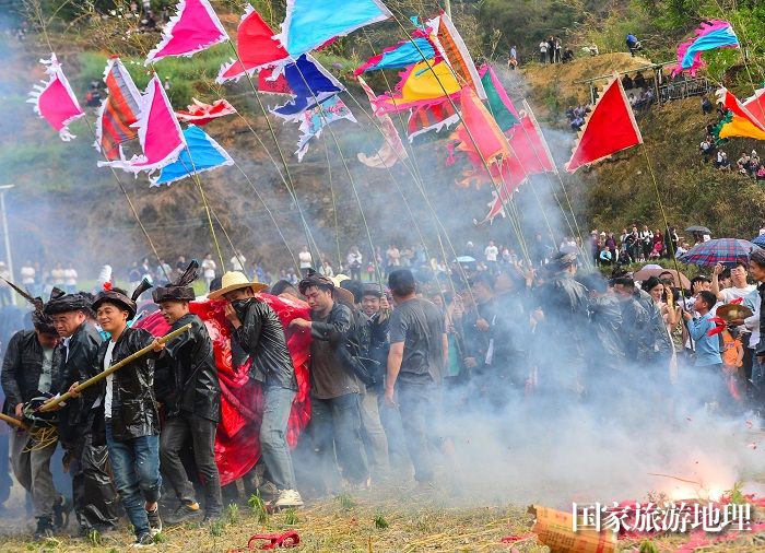 2024年，人们在贵州省黔东南苗族侗族自治州黎平县双江镇坑洞村参加摔跤节活动，欢庆传统节日。 (13)