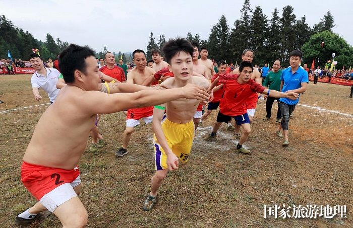 图1：4月11日，在广西柳州市融安县板榄镇，男队员在抢花炮。（谭凯兴 摄）