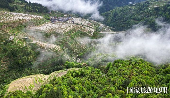 2024年4月20日，在贵州省黔东南苗族侗族自治州从江县加榜乡加页村航拍的梯田风光。  (3)