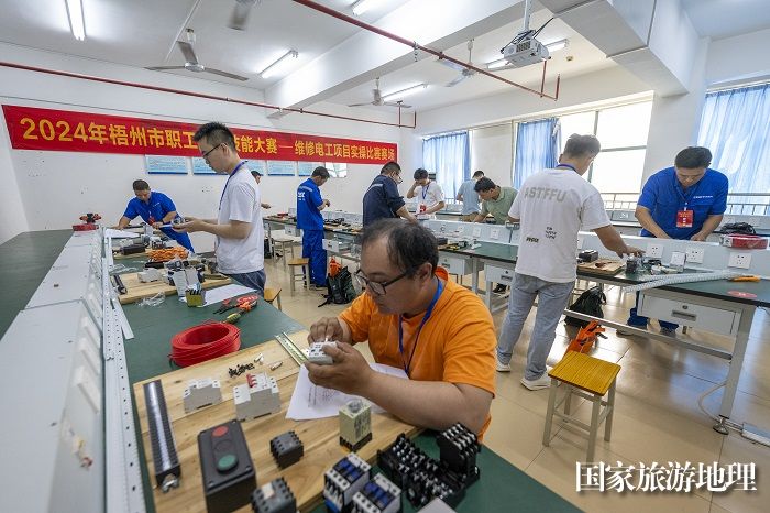 13、2024年7月13日，在广西梧州职业学院（梧州工匠学院）参赛选手正在进行维修电工实操竞赛。（何华文）