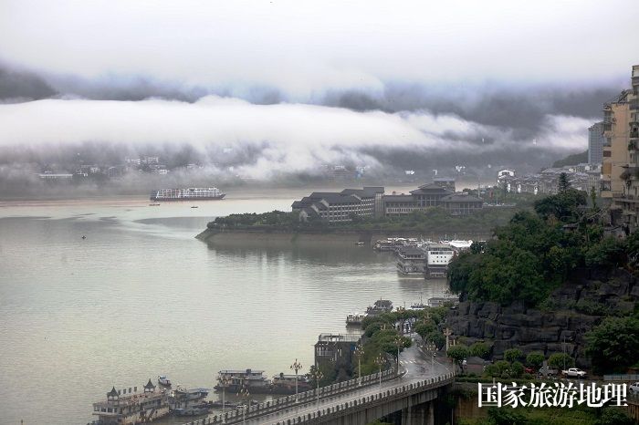 图4：豪华游轮神游长江国际黄金旅游带。2024年7月13日。巫山长江段。