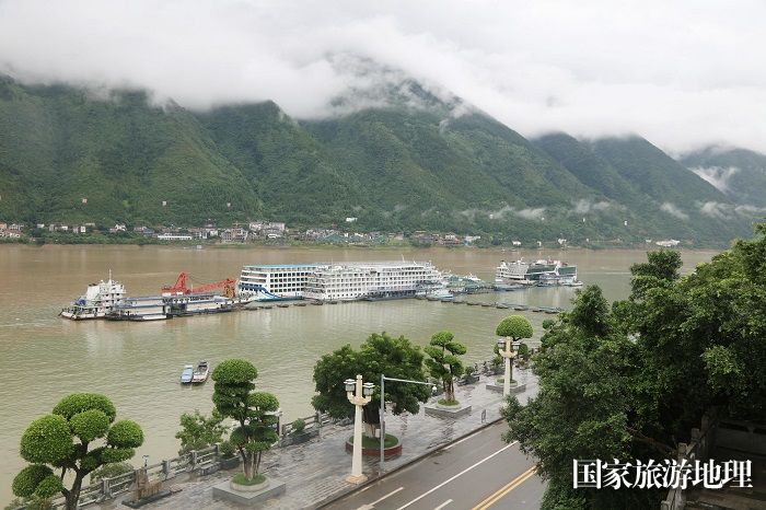 图7：三峡黄金水道壮丽的客船码头。2024年7月13日。巫山九码头。