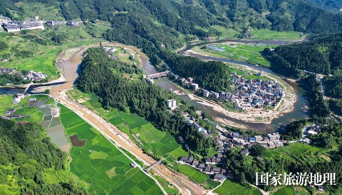 2024年7月23日，贵州省从江县刚边乡平正村青山翠绿，村庄五彩斑斓，绿树与农田、民居、公路交相辉映，构成一幅幅美丽的田园画卷。 (8)